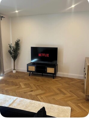 Interior - Beautiful 4-Bedroom House in Raynes Park, Near Wimbledon (Ranyspark)
