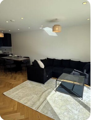 Living area - Beautiful 4-Bedroom House in Raynes Park, Near Wimbledon (Ranyspark)