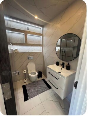 Bathroom - Beautiful 4-Bedroom House in Raynes Park, Near Wimbledon (Ranyspark)