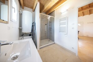 Douche, sèche-cheveux, serviettes fournies, savon