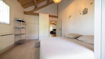 2 bedrooms, iron/ironing board, travel crib, WiFi (free)