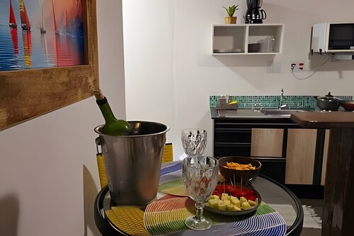 YellowHouse c Estacionamento vista Baepi