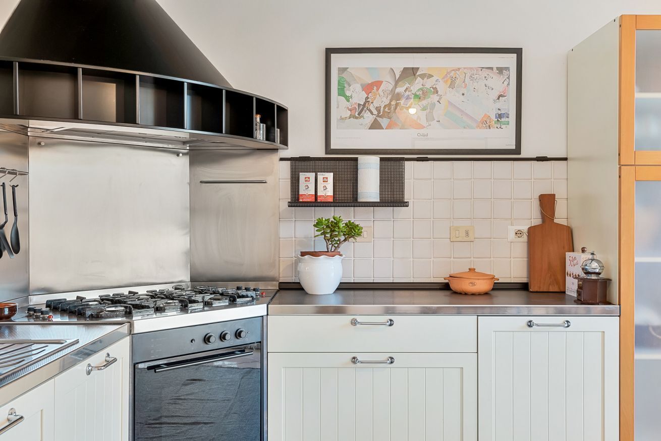 Coffee/tea maker, fridge, oven, stovetop