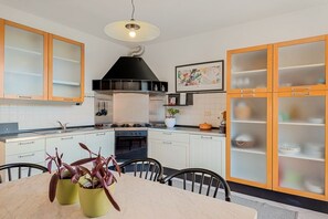 Wasserkocher mit Kaffee-/Teezubehör, Kühlschrank, Ofen, Herdplatte