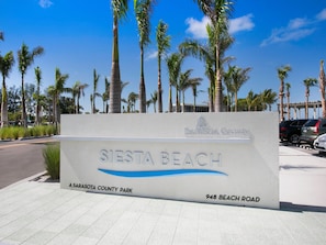 Schild für Siesta Beach, einen Park des Sarasota County, gelegen in der Beach Road 948.