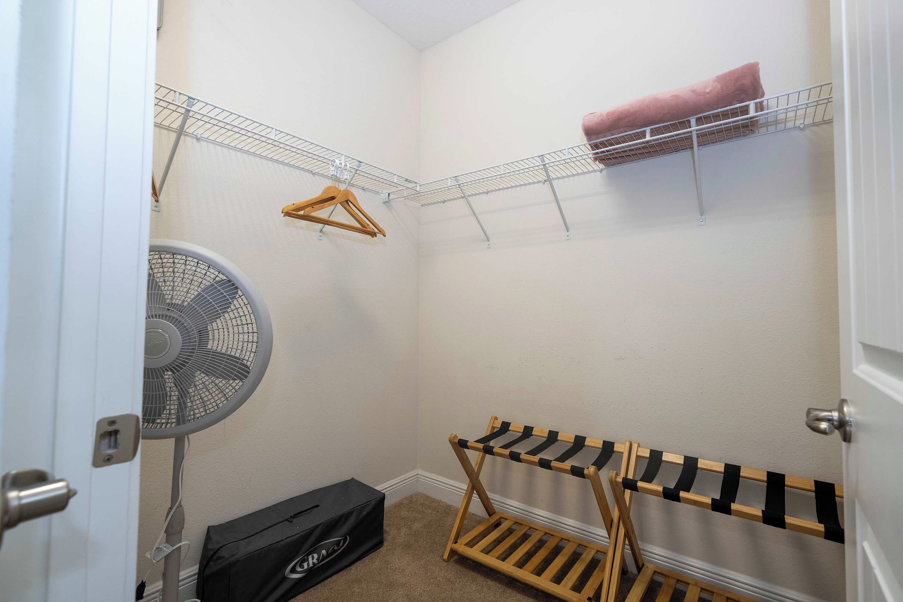 Un petit espace clos, équipé d’un ventilateur, d’un sac noir et d’un présentoir en bois muni de sangles noires.
