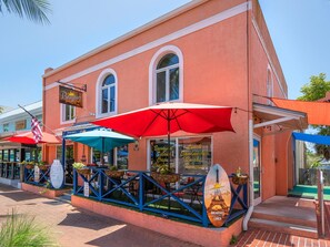 Ein Restaurant mit Außenbereich, einem Schild mit der Aufschrift 'Bonjour French Cafe' und einer Speisekarte vor der Fassade.