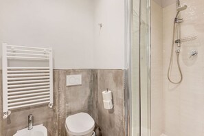 A bathroom with a glass shower enclosure, a white toilet, and a towel rack. - [Rooms Camera2] 5Terre-Near the station+A/C (La Spezia)