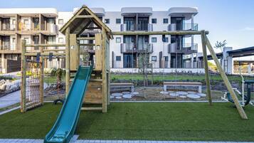 Apartamento superluxo, vista para o canal | Área infantil
