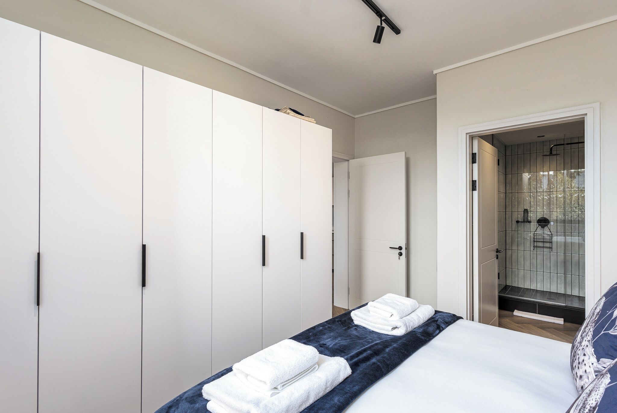 Apartamento superluxo, vista para o canal | Ferros/tábuas de passar roupa, Wi-Fi de cortesia