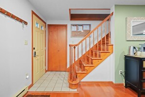 Eine Treppe mit Holzbodenstufen und Geländer, die zu einer oberen Etage führt.