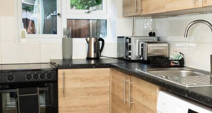 St Julian House- Town Centre- Castle Park- Hot Tub