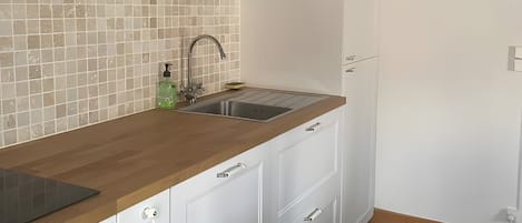 Wasserkocher mit Kaffee-/Teezubehör, Kühlschrank, Mikrowelle, Ofen