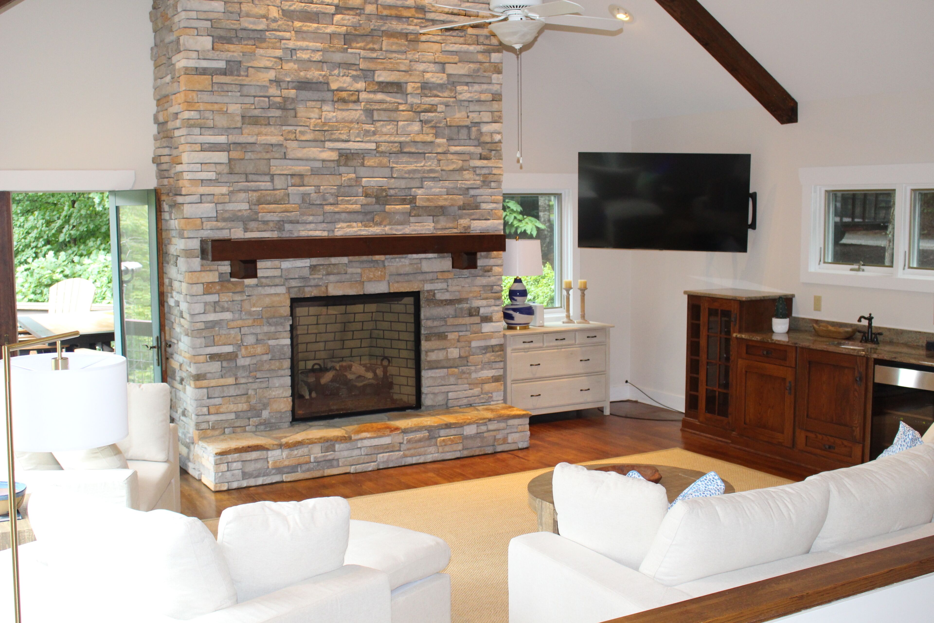 Smart TV, fireplace, table tennis, stereo