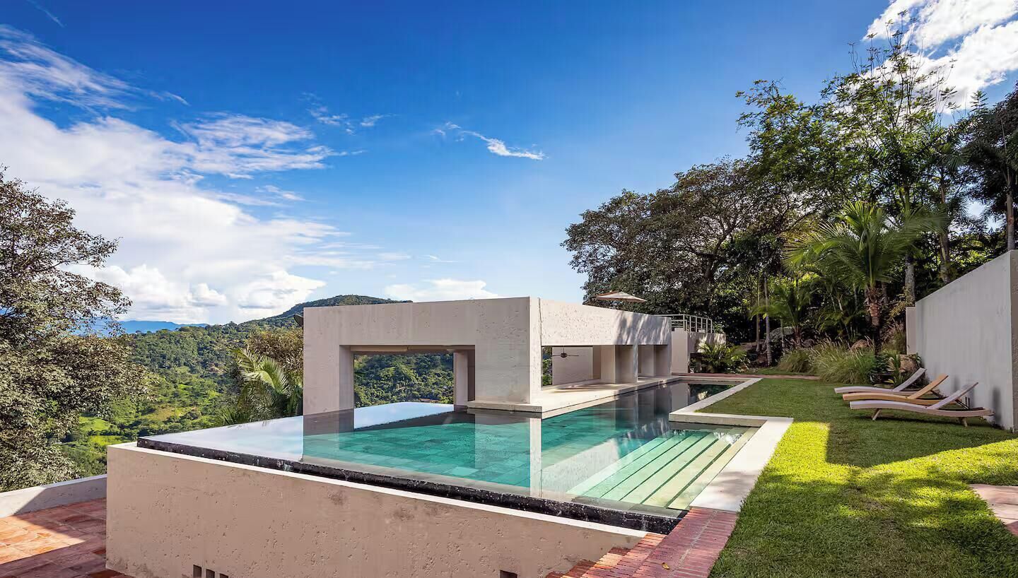 Un área de piscina moderna al aire libre con vistas despejadas del paisaje circundante.