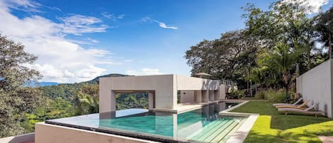 Un área de piscina moderna al aire libre con vistas despejadas del paisaje circundante.