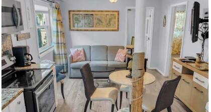 Pineapple Cottage STEPS to beach dog friendly FULL Beach Gear Hot Tub