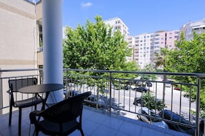 Outdoor dining - Double Room, City View & Breakfast, Toro (Durrës)