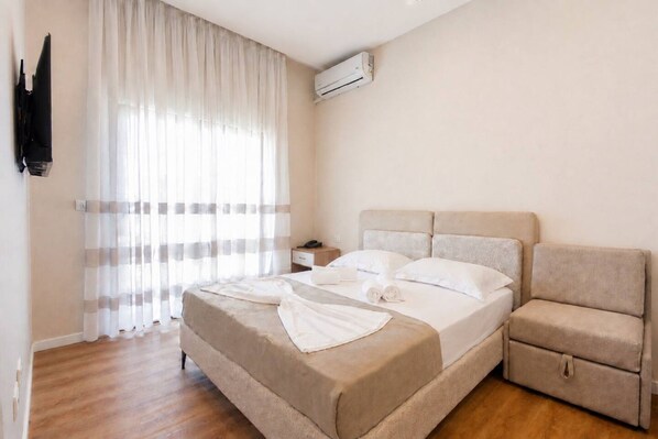 Room - Beachfront Double Room, Breakfast Included (Durrës)