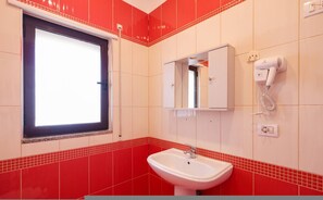 Bathroom - Beachfront Double Room, Breakfast Included (Durrës)