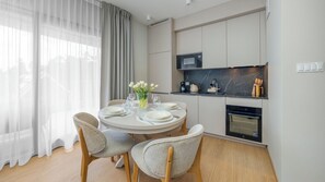 Departamento, balcón | Cocina privada | Refrigerador, parrilla de estufa y utensilios de cocina 