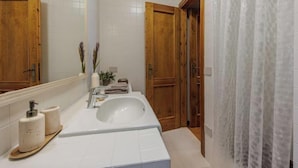 Dusche, Bidet, Handtücher, Seife