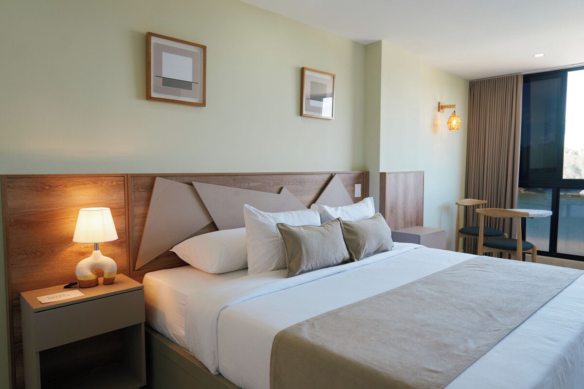 Deluxe Suite, 1 King Bed, Lake View | In-room safe, desk, blackout drapes, WiFi (free)