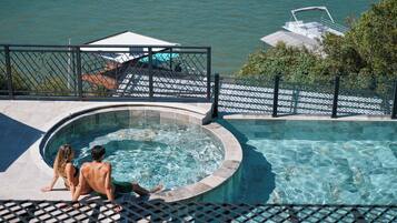 Piscine extérieure, parasols de plage, chaises longues