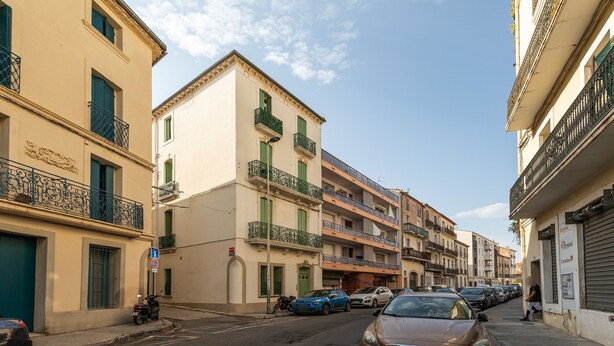 A narrow street lined with multi-story buildings, some with balconies. - Le Foch - Bel appt moderne à 20 min de la plage (Béziers)