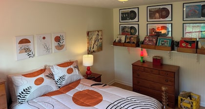 Cozy Getaway Near Top Attractions Relax, Unwind & Feel at Home