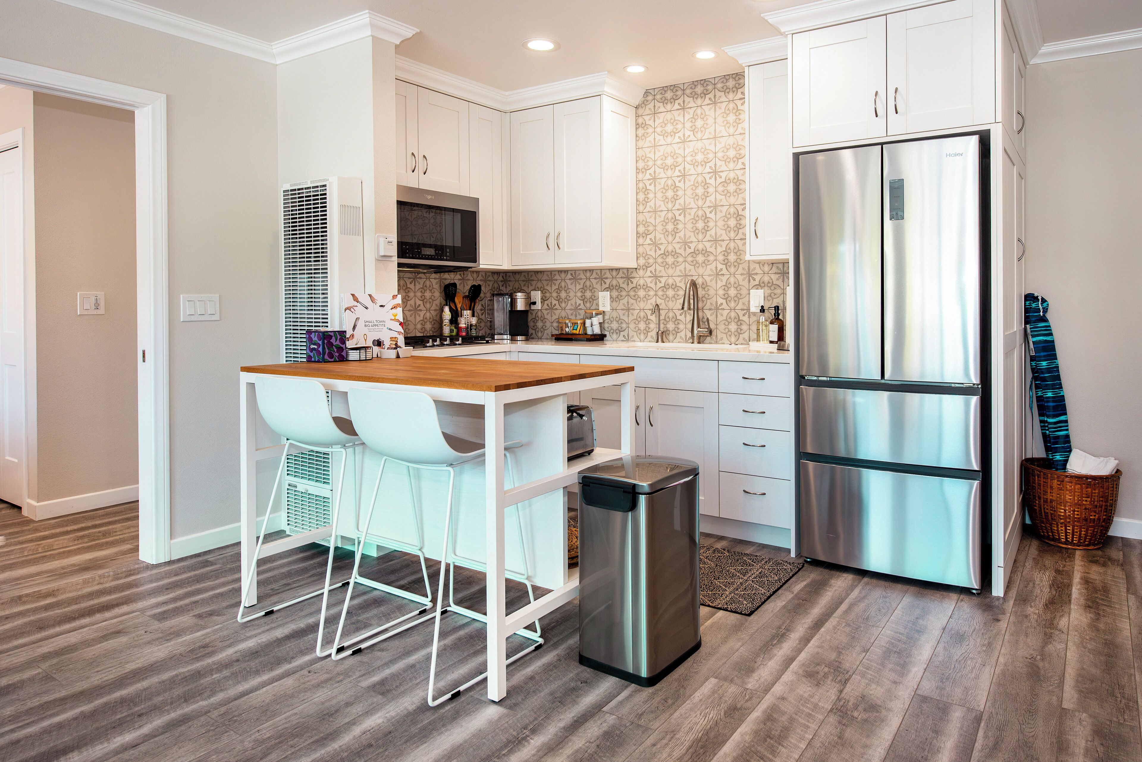 Coffee/tea maker, fridge, microwave, stovetop