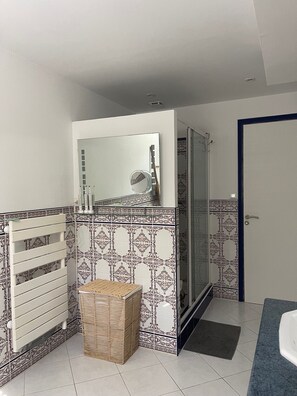 Bathroom - Vrbo Property (Alès)