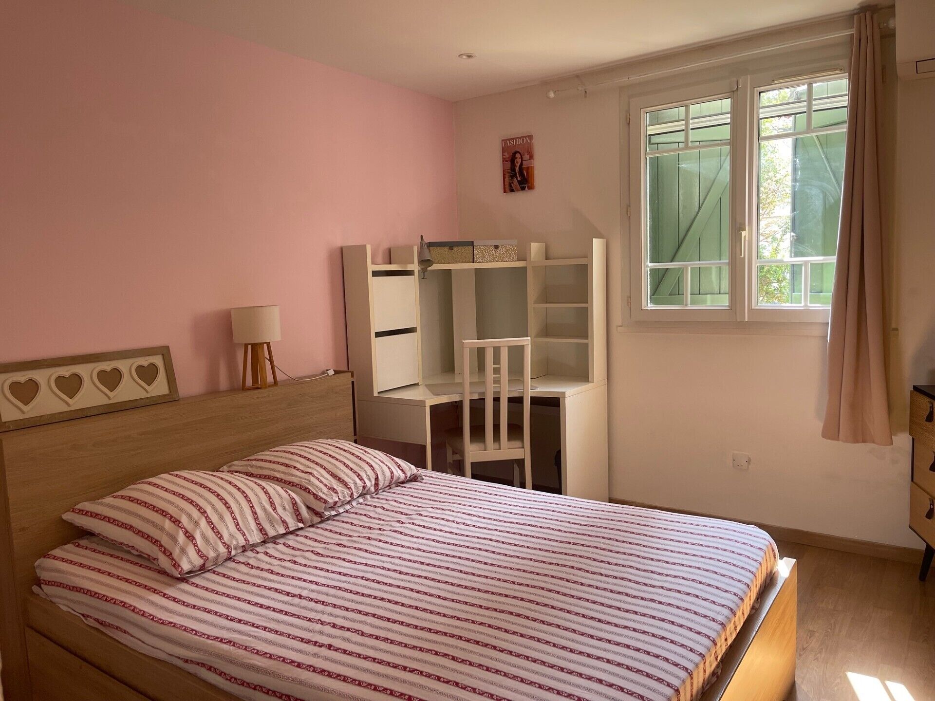 Une chambre à coucher avec un lit, un bureau et une fenêtre.