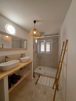 A modern bathroom with two sinks, a shower, and a wooden ladder. - The Balinese (Castres)