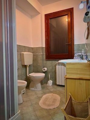 Standard-Vierbettzimmer, Balkon, Bergblick | Badezimmer