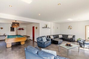 Games room - Le Gribou d'Ardennes a cottage for 9 people with jacuzzi, billiards and pétanque (Herbeumont)