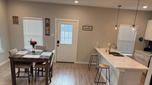 Unclassified image, 5 of 17, button - Cozy and spacious home 15 minutes from downtown. (Houston)