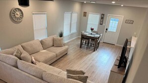 Unclassified image, 4 of 17, button - Cozy and spacious home 15 minutes from downtown. (Houston)