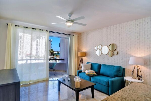 Living area - 1 Bedroom Deluxe Resort in Cabo San Lucas with access to Medano Beach (Cabo San Lucas)