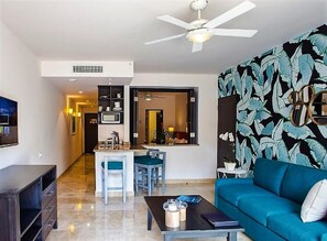 Living area - 1 Bedroom Deluxe Resort in Cabo San Lucas with access to Medano Beach (Cabo San Lucas)