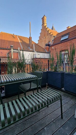 Outdoor dining - Familie Suite Historisch Centrum•Terras&Bubbelbad (Bruges)