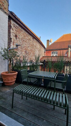 Outdoor dining - Familie Suite Historisch Centrum•Terras&Bubbelbad (Bruges)