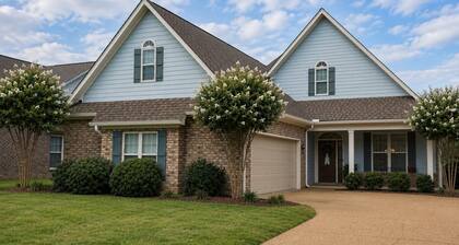 Family Retreat Near OM • Sleeps 10 • Pet Friendly