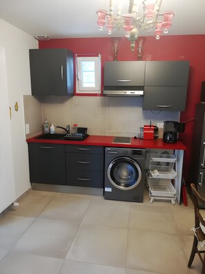 Coffee/tea maker, fridge, microwave, stovetop