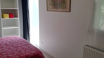 Iron/ironing board, WiFi, bed sheets