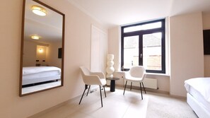 Desk, WiFi - City Center Deluxe Suite • Own External Bathroom (Bruges)