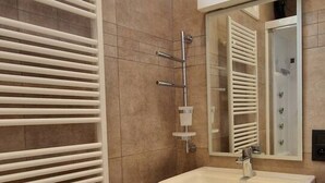 A bathroom with a white sink, a mirror, and a towel rack. - ROOM N°6 / Deluxe Room in Historic City Centre • Private External Bathroom (Bruges)