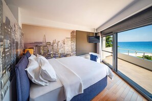 Une chambre d’hôtel avec un grand lit, une télévision et une vue sur la ville par la fenêtre.