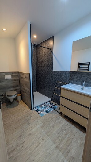 Shower, hair dryer, towels, soap - Vrbo Property (Solutré-Pouilly)