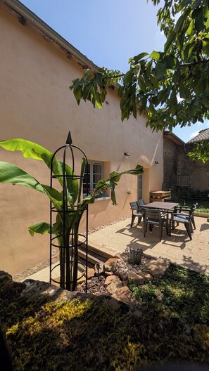 Outdoor dining - Vrbo Property (Solutré-Pouilly)